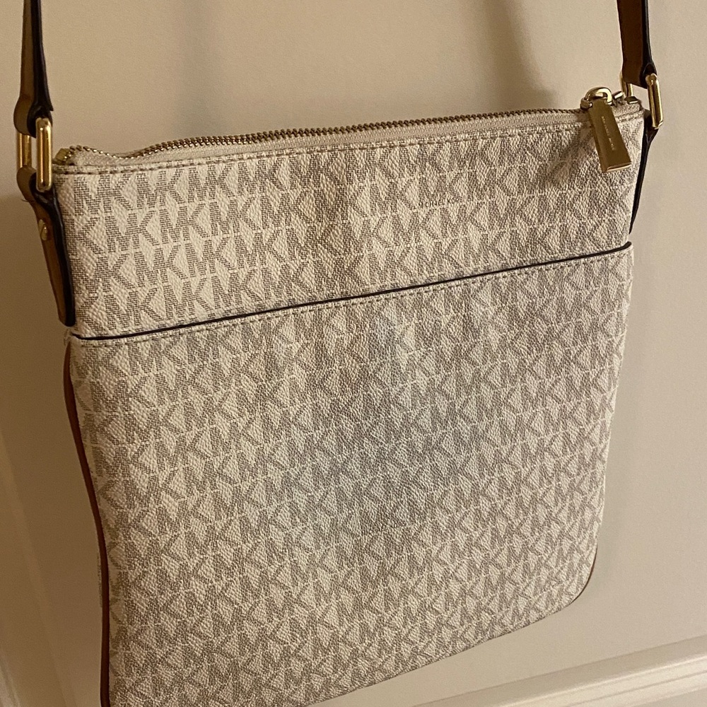 Michael Kors Crossbody Bag in cream - Picture 3 of 8